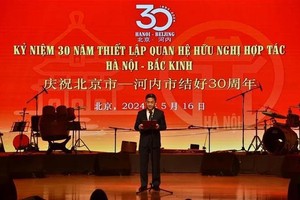 庆祝河内市与北京市建立友好关系30周年的 “友谊永续”文艺汇演场景。