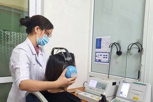 在耳鼻喉咙科接受听力和鼓室检查的一名患者