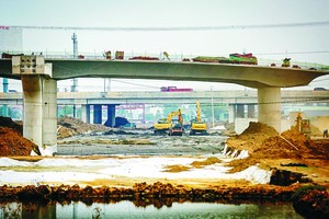 本市环市三路项目途经隆安省路段的工地正在加快施工进度。