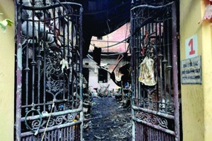 慰问河内一出租房失火罹难者家属