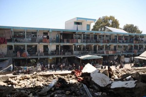 这是6月6日在加沙地带中部努赛赖特难民营拍摄的遭空袭的学校。(新华社)