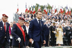 法总统马克龙携手98岁最后一名在世的“自由法国”老战士艾希里‧穆勒向英国特种空勤团纪念碑献花。