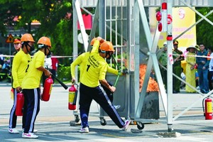 各队参加2024年市级“消防安全联家小组”消防与救援业务比赛。