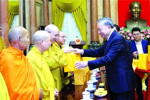 国家主席苏霖向出席会晤的宗教领导与神职人士代表赠送礼物。