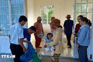 宁顺省向民众发放大米