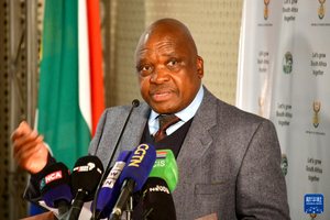 在南非比勒陀利亚，南非卫生部长乔·法赫拉在新闻发布会上通报南非猴痘疫情。新华社发