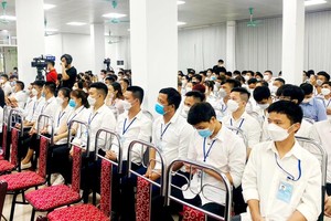 工人出國前的迎新教育。