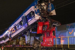 智利两列火车相撞致２死９伤