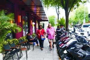 第一郡黎圣宗街的经营单位确保暂用部分人行道后，人行空间仍然安全畅通。