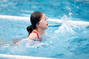 夏日游泳是健身好选择。