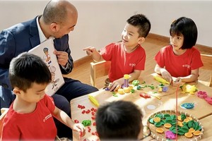 学员们边学边玩深感兴趣。