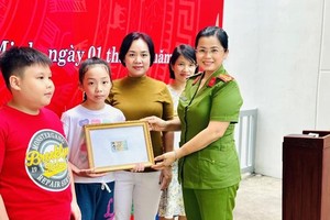 PC06警察科的代表将身分证交给两名14岁以下的公民。