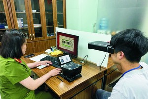 办理身份证时收集虹膜资讯。