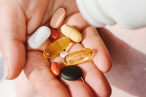 过量服用维生素可能导致中毒。