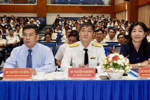 代表觀看總結市稅務局今年上半年的活動影片。(黃洪)