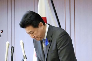 日本防卫相木原稔在记者会上就一系列丑闻道歉。 （共同社）