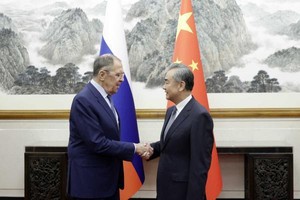 俄罗斯外长谢尔盖·拉夫罗夫与中国外长王毅举行会晤。(越通社)