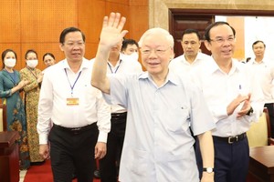 阮富仲总书记在2022年9月23日探望并与本市领导举行工作会议。