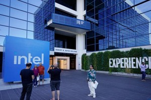 8月1日，游客在美国加利福尼亚州圣克拉拉的英特尔总部留影。(新华社发)