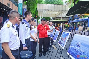 各代表参观展览。