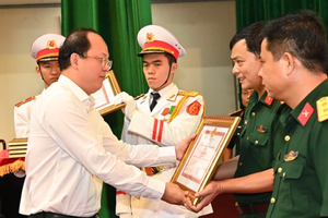 市委常务副书记阮和海为2020-2023年期间取得突出成绩的集体颁奖。