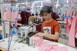 南定省安舍工业小区南捷纺织品成衣公司每年销往美国、俄罗斯与韩国市场数百万件产品。