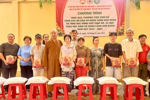 第八郡龙华寺每年盂兰节发送上千份济贫于穷人。