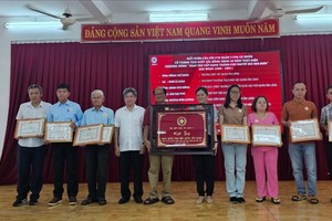 第五郡红十字會会向溫陵会馆赠送纪念礼物以及颁发奖狀，表彰理事们对关爱孤寡长者活动的贡献。