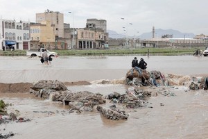 这是8月16日在也门首都萨那拍摄的受灾区域。