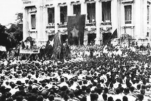 河内大剧院广场前的总起义集会。（资料图）