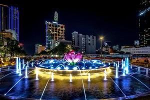 夜幕下璀璨夺目的本市阮惠步行街。