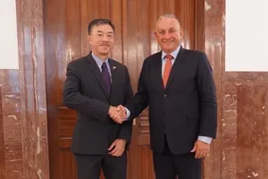 越南驻捷克大使杨怀南与捷克工业和贸易部部长约瑟夫·西凯拉。