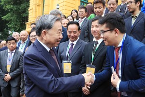 党中央总书记、国家主席苏林与模范侨胞交谈。