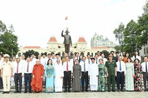 市委书记阮文年与代表团在第一郡阮惠步行街胡志明主席塑像台公园拍照留念。