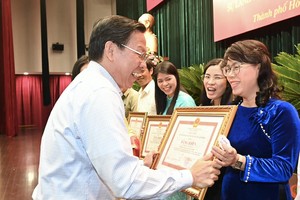 市人委会主席潘文迈向各出色集体颁发奖状。