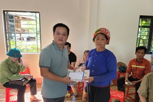 《西贡解放报》记者组亲临老街赈灾