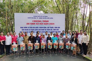 组委会向贫困者赠送礼物。