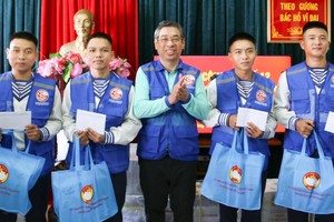 市越南祖国阵线委员会主席阮福禄率领本市党部、政府和人民工作团探望并向长沙岛县干部、战士和人民赠送礼物。