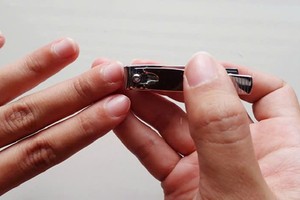 剪指甲时最好不要剪太短，两侧不要太深。