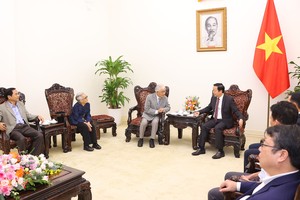 陈青云教授与陈红河副总理分享ICISE的精彩活动。