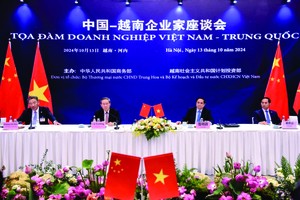 政府总理范明政与中国总理李强共同出席并主持越中企业家座谈会。