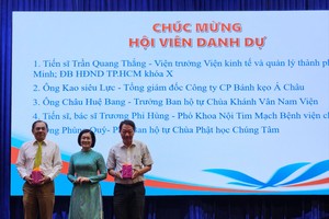 加强关照贫困妇女工作