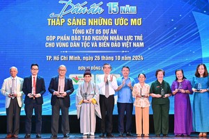 市委副书记，市越南祖国阵线委员会党团书记、主席阮福禄感谢各集体与个人。