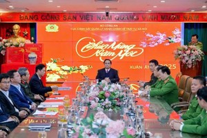 范明政總理向社会秩序行政管理警察局干部、戰士拜年。