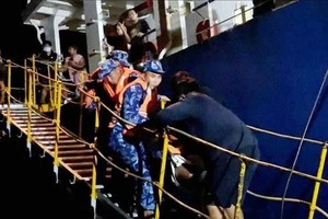 越南海警成功救助海上遇险外籍船员。