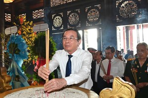 市委书记阮文年诚心上香。