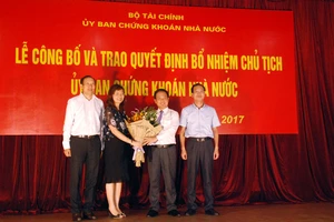 Ông Trần Văn Dũng, thứ 3 từ trái sang, nhận nhiệm vụ Chủ tịch UBCKNN