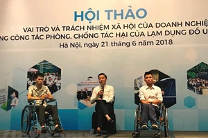 Các tình nguyện viên chia sẻ những bài học đắt giá từ việc lạm dụng rượu, bia, đồ uống có cồn. Ảnh: Vietnam+