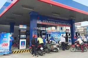 Giá xăng tăng mạnh 1.377 đồng/lít