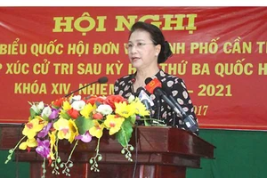 Chủ tịch Quốc hội Nguyễn Thị Kim Ngân tiếp xúc cử tri TP Cần Thơ. Ảnh: HÀM LUÔNG